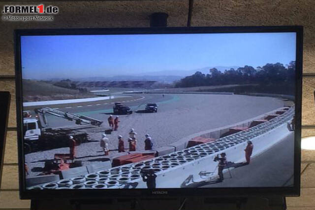 Foto zur News: In der tückischen Kurve 3 kam Vettel von der Strecke ab und schlug mit seinem SF90 frontal in die Reifenstapel ein, wie dieses Bild vom Strecken-TV zeigt