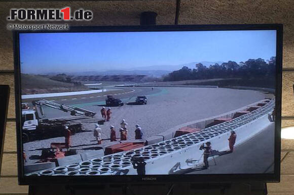 Foto zur News: In der tückischen Kurve 3 kam Vettel von der Strecke ab und schlug mit seinem SF90 frontal in die Reifenstapel ein, wie dieses Bild vom Strecken-TV zeigt.