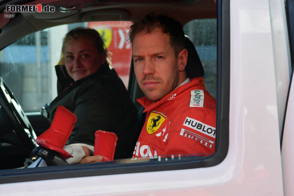 Foto zur News: Vettel selbst hat den Crash unverletzt überstanden, hier sitzt er bereits in einem Fahrzeug der Streckensicherung.