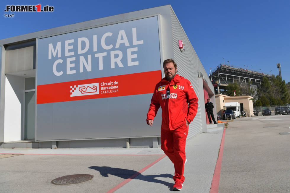 Foto zur News: Der Besuch im Streckenhospital ist für Unfallfahrer obligatorisch, aber die Ärzte konnten bei Vettel keine Verletzung feststellen. Glück gehabt!