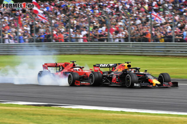 Foto zur News: Runde 37 beim Formel-1-Rennen von Silverstone: Max Verstappen überholt Sebastian Vettel in der Stowe-Kuve und setzt sich vor den Ferrari. Der will kontern, doch das geht schief!
