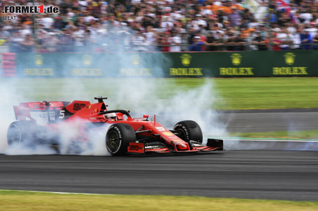 Foto zur News: Mit rauchenden Rädern dreht sich Vettel, während Verstappen innen über den Randstein kreiselt und ausgehoben wird.