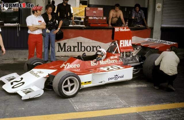Foto zur News: Der FW01 debütiert im Jahr 1974. Fahrer: Arturo Merzario. Frank Williams (links) sitzt noch nicht im Rollstuhl.