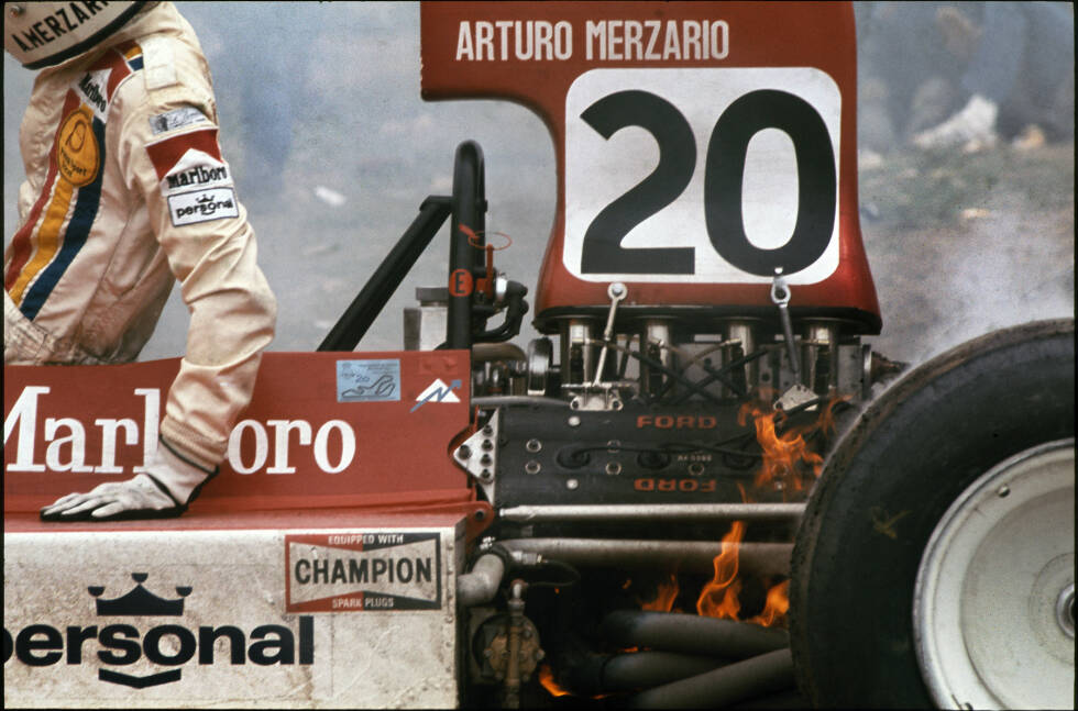 Foto zur News: Im gleichen Rennen (Jarama 1974) sitzt Arturo Merzario schon im FW03. Und macht sich schleunigst aus dem Staub, als das Auto zu brennen beginnt.