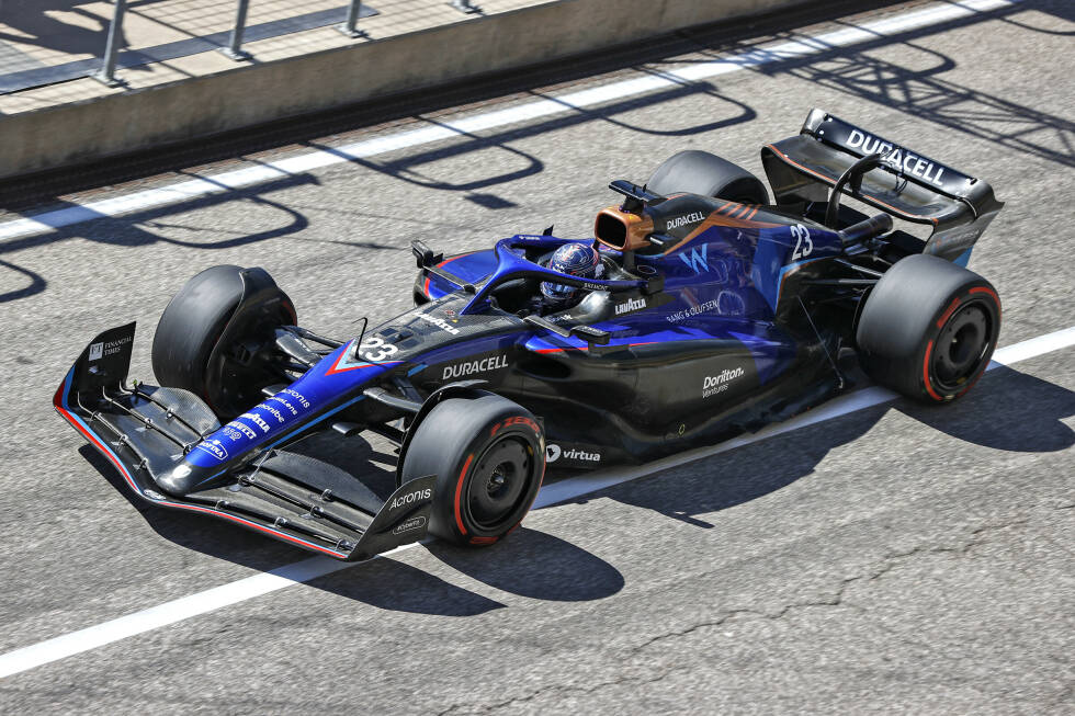 Foto zur News: 2022 stellt Williams erneut ein neues Farbdesign vor. Der FW44 kommt in unterschiedlichen Blautönen daher, mit roten Akzenten. Als Fahrer sind Alexander Albon und Nicholas Latifi dabei. Mit nur acht Punkten fällt Williams wieder zurück auf den letzten Platz.