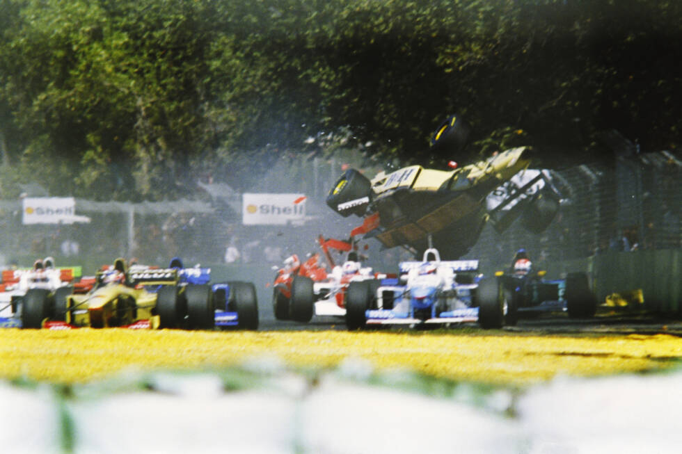 Foto zur News: #4 Martin Brundle 1996: In der Eröffnungsrunde kollidiert der Jordan-Pilot beim Anbremsen auf Kurve 3 mit Johnny Herbert (Sauber) und David Coulthard (McLaren). Sein Bolide überschlägt sich und bricht in zwei Teile. Danach krabbelt Brundle aus dem Wrack und geht mit einem Ersatzauto erneut an den Start.