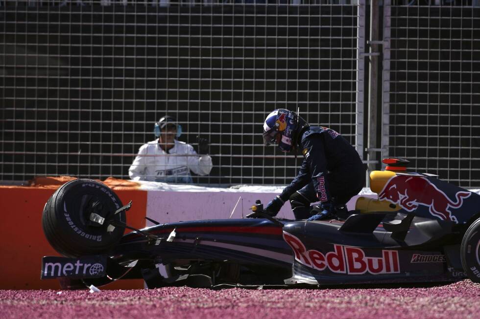 Foto zur News: #8 David Coulthard 2007: Ein Überholversuch des Red-Bull-Piloten gegen Alexander Wurz geht schief. Dabei hebt Coulthards Wagen ab und verfehlt den Helm und die Hände des Williams-Piloten nur um Zentimeter. Beide kommen ohne Verletzungen davon.