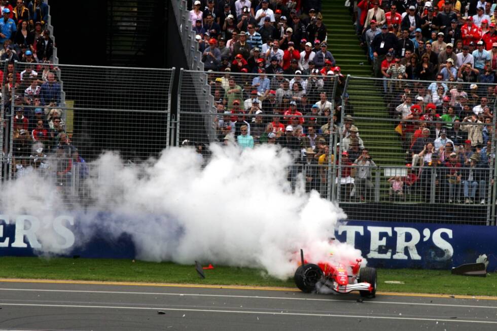 Foto zur News: #6 Felipe Massa 2006: Bereits am Start kollidiert der Brasilianer mit Nico Rosberg (Williams) und Christian Klien (Red Bull). Massa dreht sich und schlägt rückwärts in die Streckenbegrenzung ein - und das mit viel Rauch. Seinen dritten Start für die Scuderia hatte er sich anders vorgestellt.