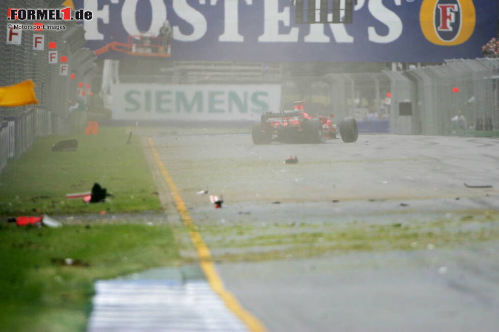 #10 Michael Schumacher 2006: Nach 32 Runden macht der Ferrari-Pilot Bekanntschaft mit der Streckenbegrenzung. Nach einem Fahrfehler schlägt er heftig in die Betonmauer ein und hinterlässt ein Trümmerfeld. Es soll sein einziger unfallbedingter Ausfall in der Saison bleiben. #10 Michael Schumacher 2006: Nach 32 Runden macht der Ferrari-Pilot Bekanntschaft mit der Streckenbegrenzung. Nach einem Fahrfehler schlägt er heftig in die Betonmauer ein und hinterlässt ein Trümmerfeld. Es soll sein einziger unfallbedingter Ausfall in der Saison bleiben.