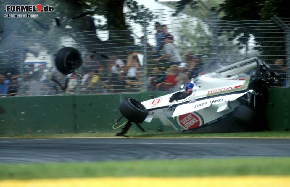 Foto zur News: #3 Jacques Villeneuve 2001: Der BAR-Pilot kracht erst ins Heck des vor ihm fahrenden Ralf Schumacher (Williams) und steigt in den Fangzaun auf. Dort gibt es tragische Konsequenzen: Sein rechtes Hinterrad löst sich und trifft einen Streckenposten tödlich.
