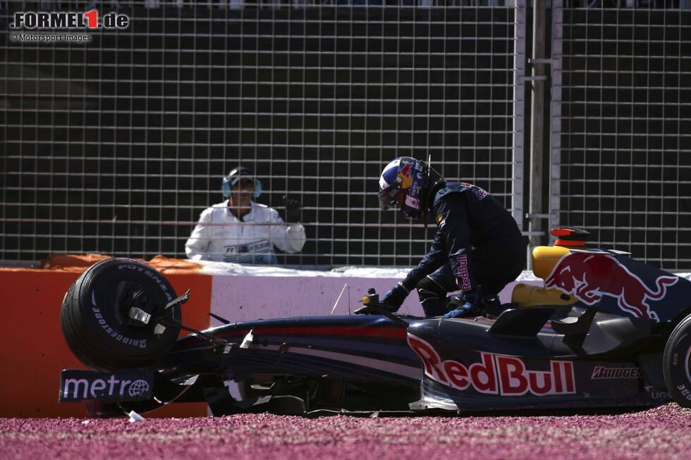 Foto zur News: #8 David Coulthard 2007: Ein Überholversuch des Red-Bull-Piloten gegen Alexander Wurz geht schief. Dabei hebt Coulthards Wagen ab und verfehlt den Helm und die Hände des Williams-Piloten nur um Zentimeter. Beide kommen ohne Verletzungen davon.