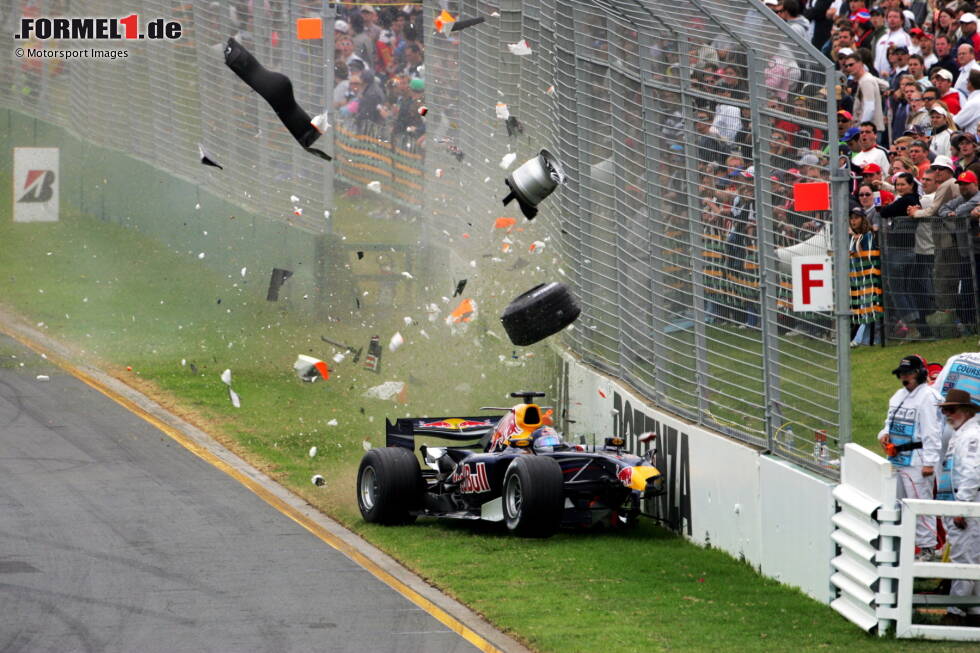 #9 Christian Klien 2006: Der Red Bull von Christian Klien bricht am Bremspunkt plötzlich nach links aus und rast in die Mauer. An dieser entlang schlittert der Österreicher noch durch ein Styroporschild, bevor er schließlich an den Reifenstapeln zum Stehen kommt. #9 Christian Klien 2006: Der Red Bull von Christian Klien bricht am Bremspunkt plötzlich nach links aus und rast in die Mauer. An dieser entlang schlittert der Österreicher noch durch ein Styroporschild, bevor er schließlich an den Reifenstapeln zum Stehen kommt.