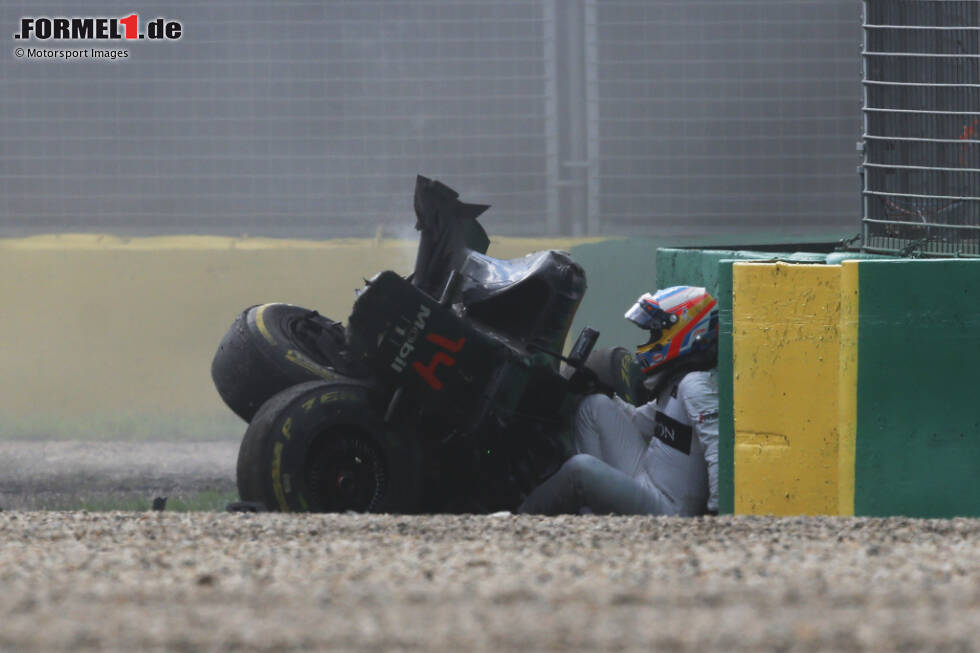 Foto zur News: #1 Fernando Alonso 2016: Nach einer selbst verschuldeten Kollision mit Esteban Gutierrez (Haas) fliegt der McLaren-Pilot bei 300 km/h durch die Luft und kracht brutal in die Barrieren. Wie durch ein Wunder steigt er mit vergleichsweise glimpflichen Verletzungen aus dem Wrack.