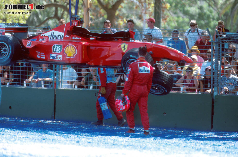 Foto zur News: #5 Michael Schumacher 2001: Der Weltmeister beginnt die Saison mit einer Schrecksekunde. Schon im Training verliert &quot;Schumi&quot; seinen Ferrari außer Kontrolle und überschlägt sich im Kiesbett. Der Deutsche bleibt unverletzt und gewinnt in Folge sogar noch die Qualifikation und das Rennen.