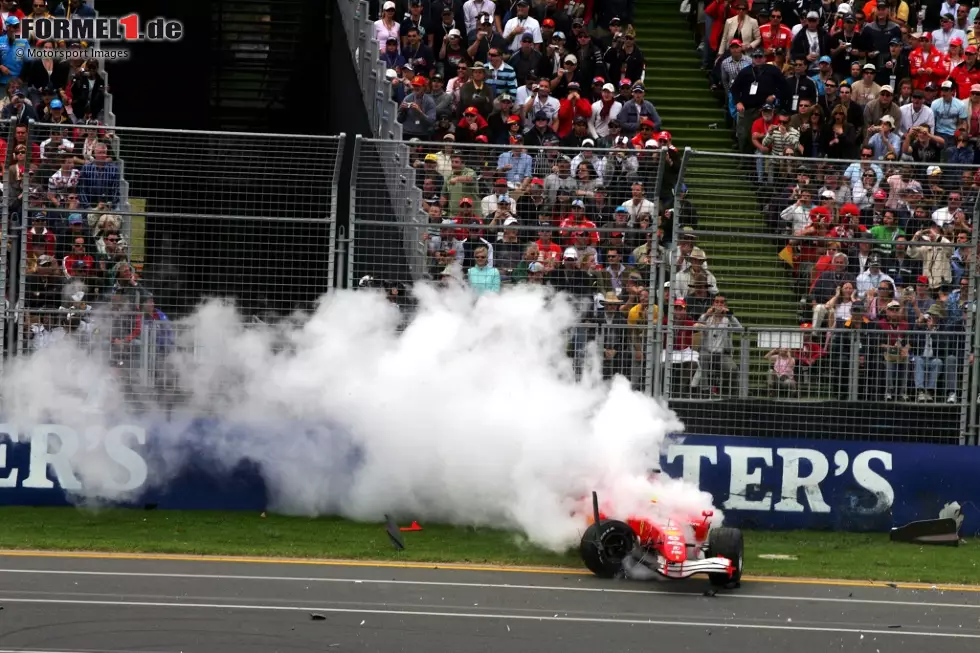 Foto zur News: #6 Felipe Massa 2006: Bereits am Start kollidiert der Brasilianer mit Nico Rosberg (Williams) und Christian Klien (Red Bull). Massa dreht sich und schlägt rückwärts in die Streckenbegrenzung ein - und das mit viel Rauch. Seinen dritten Start für die Scuderia hatte er sich anders vorgestellt.