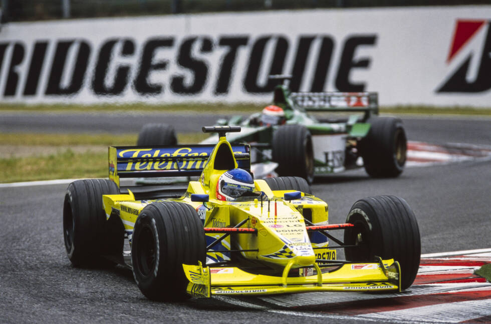 Foto zur News: Minardi (hier zu sehen Gaston Mazzacane im Vordergrund) verwandelte sich im Lauf der Jahre in AlphaTauri, Jaguar (hier zu sehen Johnny Herbert im Hintergrund) in Red Bull. Jordan fährt heute als Racing Point weiter, BAR wurde zu Mercedes und Benetton ist heute das Renault-Werksteam.