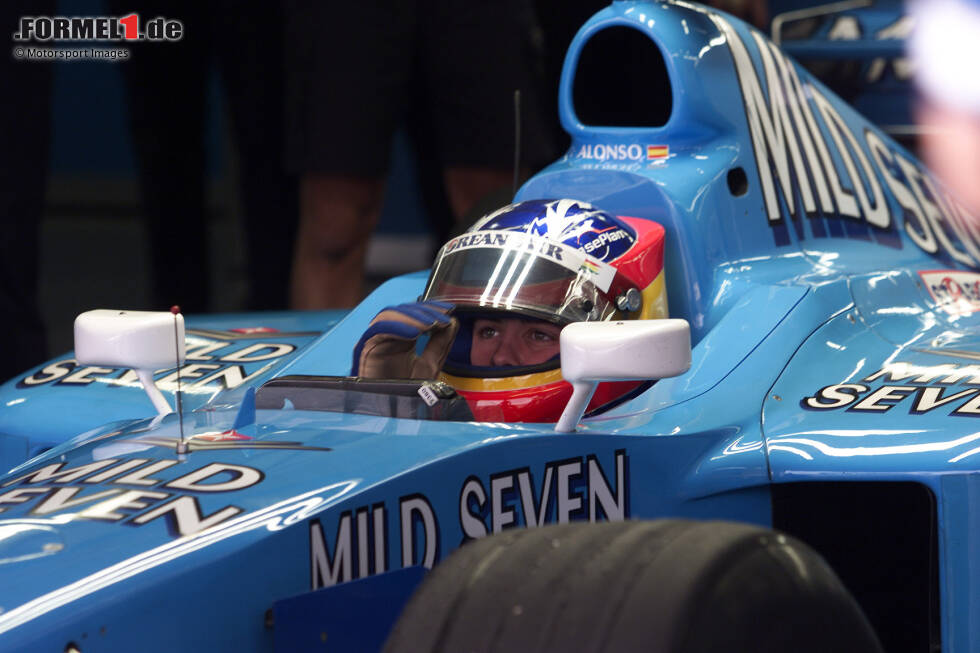 Im Dezember 2000 absolvierte Fernando Alonso in Barcelona seinen ersten Formel-1-Test für Benetton-Renault. 20 Jahre später bereitete er sich auf derselben Strecke mit demselben Team auf sein Comeback 2021 vor. Was sich in der Königsklasse seit seiner ersten Ausfahrt verändert hat, wollen wir in dieser Fotostrecke beleuchten! Im Dezember 2000 absolvierte Fernando Alonso in Barcelona seinen ersten Formel-1-Test für Benetton-Renault. 20 Jahre später bereitete er sich auf derselben Strecke mit demselben Team auf sein Comeback 2021 vor. Was sich in der Königsklasse seit seiner ersten Ausfahrt verändert hat, wollen wir in dieser Fotostrecke beleuchten!