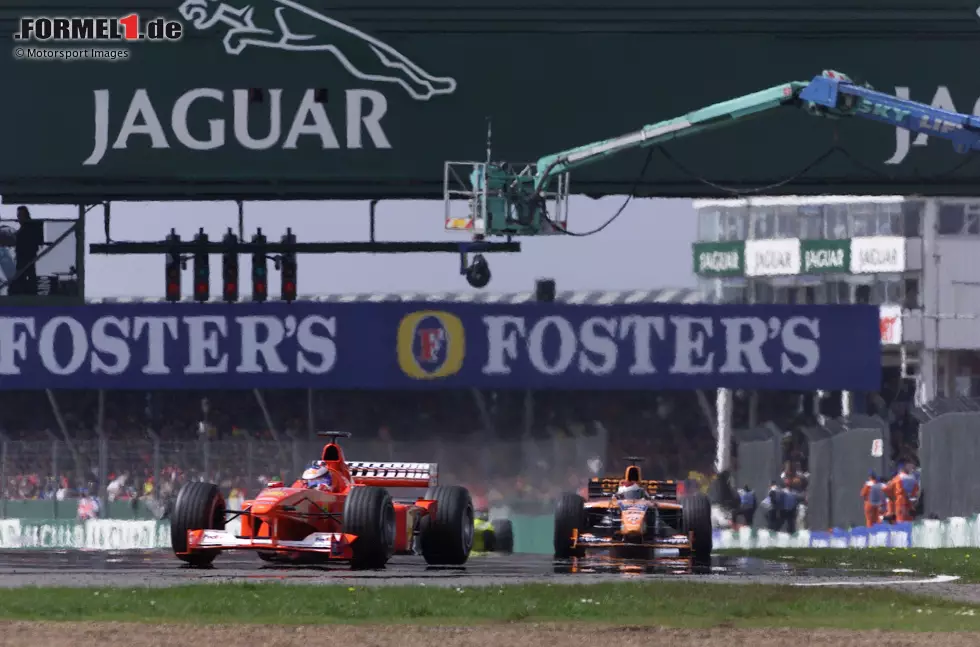 Foto zur News: Zwei Nachnamen, die Alonso noch aus dem Jahr 2000 kennt, werden im kommenden Jahr höchstwahrscheinlich gegen ihn antreten: Schumacher und Verstappen. Sohn Mick gilt als Kandidat bei Alfa Romeo, Max ist bei Red Bull gesetzt. Hier zu sehen die Väter Michael Schumacher (Ferrari) vs. Jos Verstappen (Arrows) in Silverstone.