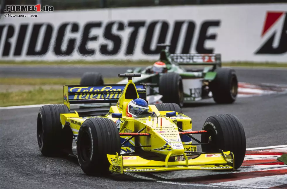 Foto zur News: Minardi (hier zu sehen Gaston Mazzacane im Vordergrund) verwandelte sich im Lauf der Jahre in AlphaTauri, Jaguar (hier zu sehen Johnny Herbert im Hintergrund) in Red Bull. Jordan fährt heute als Racing Point weiter, BAR wurde zu Mercedes und Benetton ist heute das Renault-Werksteam.