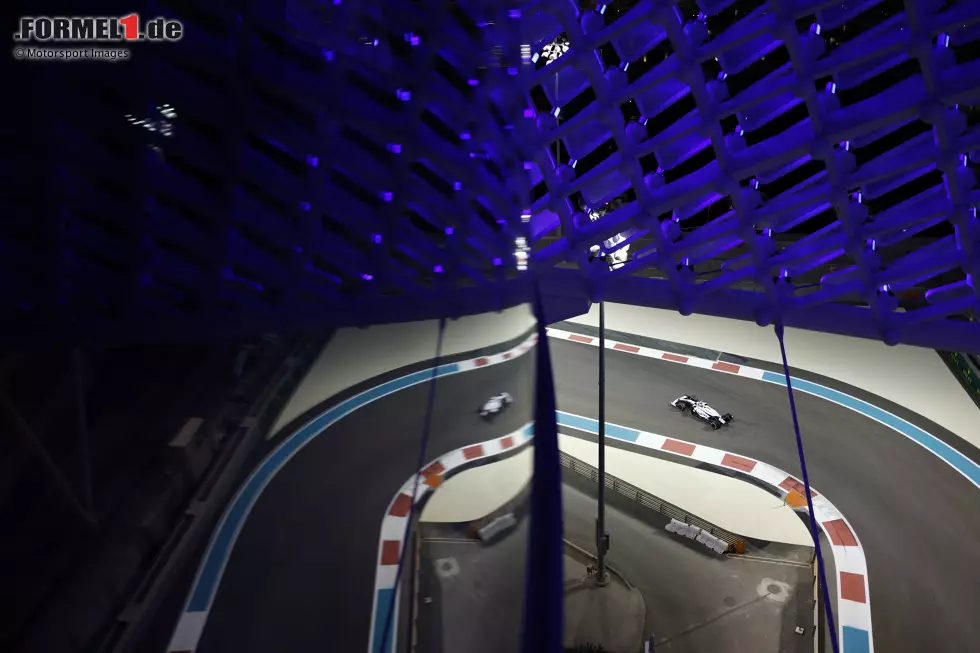 George Russell (3): Nach dem Mercedes-Wochenende wieder zurück auf dem Boden der Tatsachen. In Qualifying und Rennen zwar wie erwartet den Teamkollegen im Griff gehabt, mit P18 (Quali) respektive P15 (Rennen) aber nicht auf dem Niveau, das wir sonst schon im Williams von ihm gesehen haben. Durchschnittliche Leistung. Foto zur News: George Russell (3): Nach dem Mercedes-Wochenende wieder zurück auf dem Boden der Tatsachen. In Qualifying und Rennen zwar wie erwartet den Teamkollegen im Griff gehabt, mit P18 (Quali) respektive P15 (Rennen) aber nicht auf dem Niveau, das wir sonst schon im Williams von ihm gesehen haben. Durchschnittliche Leistung.