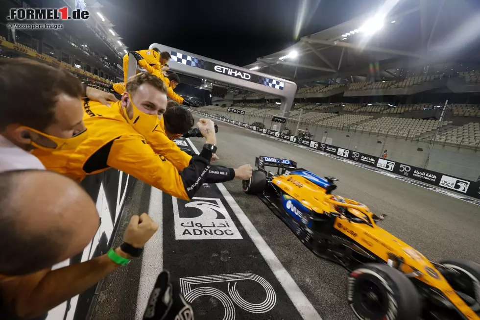 Carlos Sainz (2): Ebenfalls knapp an der 1 vorbei geht es für den Spanier bei seinem letzten McLaren-Rennen. "Schuld" ist auch hier unter anderem das Qualifying, mehr als drei Zehntel Rückstand auf den Teamkollegen sind uns zu viel. Fehlerfreies Rennen, aber für eine 1 fehlte uns zudem auch das gewisse Extra am Wochenende. Foto zur News: Carlos Sainz (2): Ebenfalls knapp an der 1 vorbei geht es für den Spanier bei seinem letzten McLaren-Rennen. "Schuld" ist auch hier unter anderem das Qualifying, mehr als drei Zehntel Rückstand auf den Teamkollegen sind uns zu viel. Fehlerfreies Rennen, aber für eine 1 fehlte uns zudem auch das gewisse Extra am Wochenende.