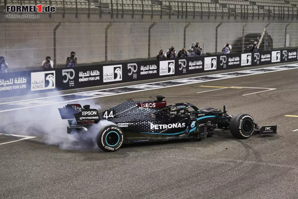 Lewis Hamilton (3): Durch Corona sichtlich geschwächt, doch ein Redakteur merkte in unserer Notenkonferenz zu Recht an: "Wenn er fährt, dann muss er auch Verantwortung für seine Leistung übernehmen." Daher kein "Coronabonus", weil es seine eigene Entscheidung war, am Rennen teilzunehmen. Und mehr als Durchschnitt war's dieses Mal nicht. Foto zur News: Lewis Hamilton (3): Durch Corona sichtlich geschwächt, doch ein Redakteur merkte in unserer Notenkonferenz zu Recht an: "Wenn er fährt, dann muss er auch Verantwortung für seine Leistung übernehmen." Daher kein "Coronabonus", weil es seine eigene Entscheidung war, am Rennen teilzunehmen. Und mehr als Durchschnitt war's dieses Mal nicht.