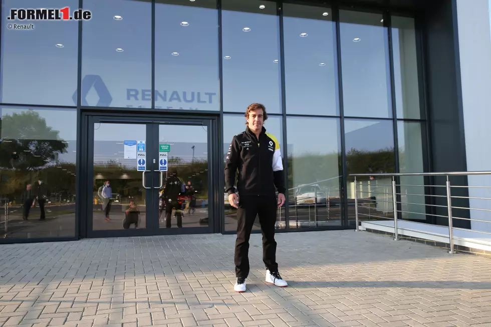 Foto zur News: Fernando Alonso ist wieder da! Nach zehn Jahren besuchte der Spanier erstmals wieder die Renault-Fabrik in Enstone. Es ist der Startschuss für sein Formel-1-Comeback 2021.