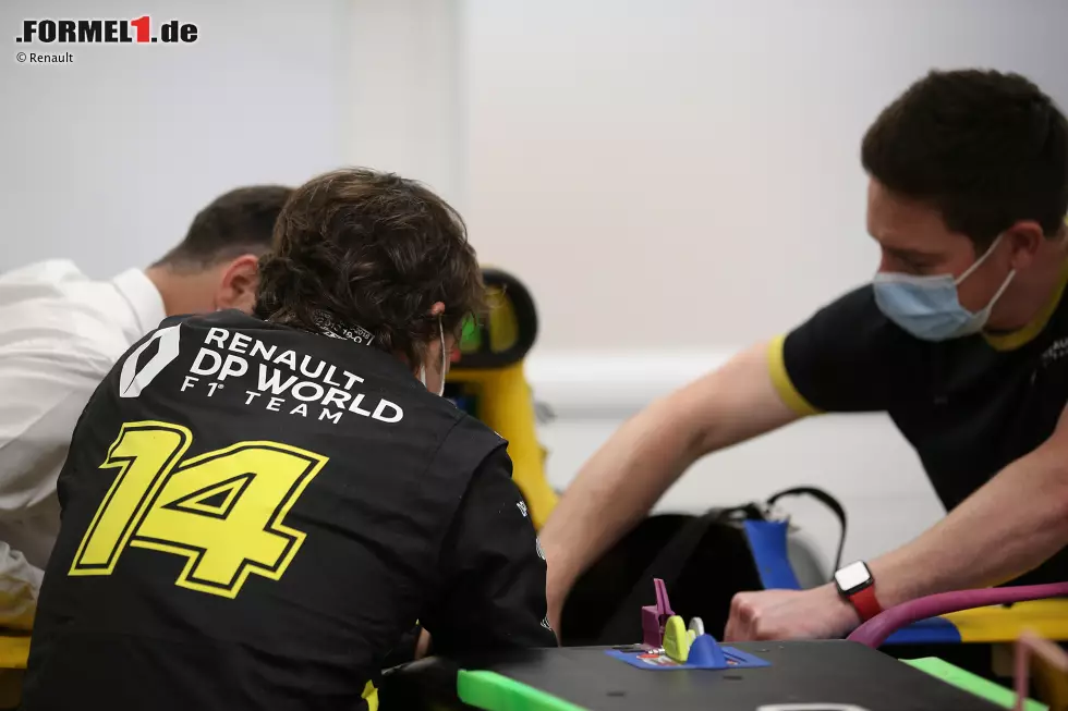 Foto zur News: Alonso machte sich mit den aktuellen Boliden vertraut ...