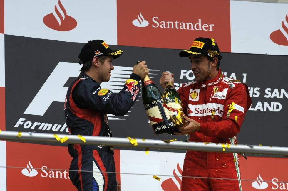 Foto zur News: 2012: Fernando Alonso (Ferrari) statt Sebastian Vettel (Red Bull) - Kurios: Vettel hätte mit der Entscheidung in Hockenheim gar nichts zu tun gehabt! Er hat da bereits 29 Punkte Rückstand, einzig verbliebener Gegner des Spaniers wäre Mark Webber (Red Bull) gewesen. Mit seinem Sieg hätte Alonso den Titel unter Dach und Fach gebracht.