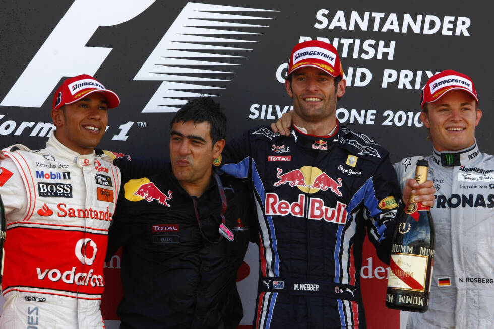 Foto zur News: 2010: Lewis Hamilton (McLaren) statt Sebastian Vettel (Red Bull) - Damals hätte es beim Finale in Silverstone einen Vierkampf zwischen Hamilton (127 Punkte), Teamkollege Jenson Button (121) und den Red-Bull-Piloten Vettel (115) und Webber (103) gegeben. Das Rennen gewinnt zwar Webber, doch Hamilton hätte P2 zum Titel gereicht.