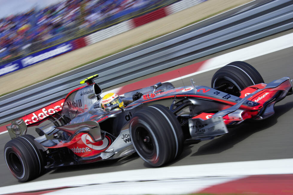 Foto zur News: 2007: Lewis Hamilton (McLaren) statt Kimi Räikkönen (Ferrari) - Der damalige Rookie Hamilton hätte bereits vor dem Finale auf dem Nürburgring als Weltmeister festgestanden! Zwölf Punkte Vorsprung auf seinen Teamkollegen Fernando Alonso wären nach dem damaligen Punktesystem nicht mehr einzuholen gewesen.