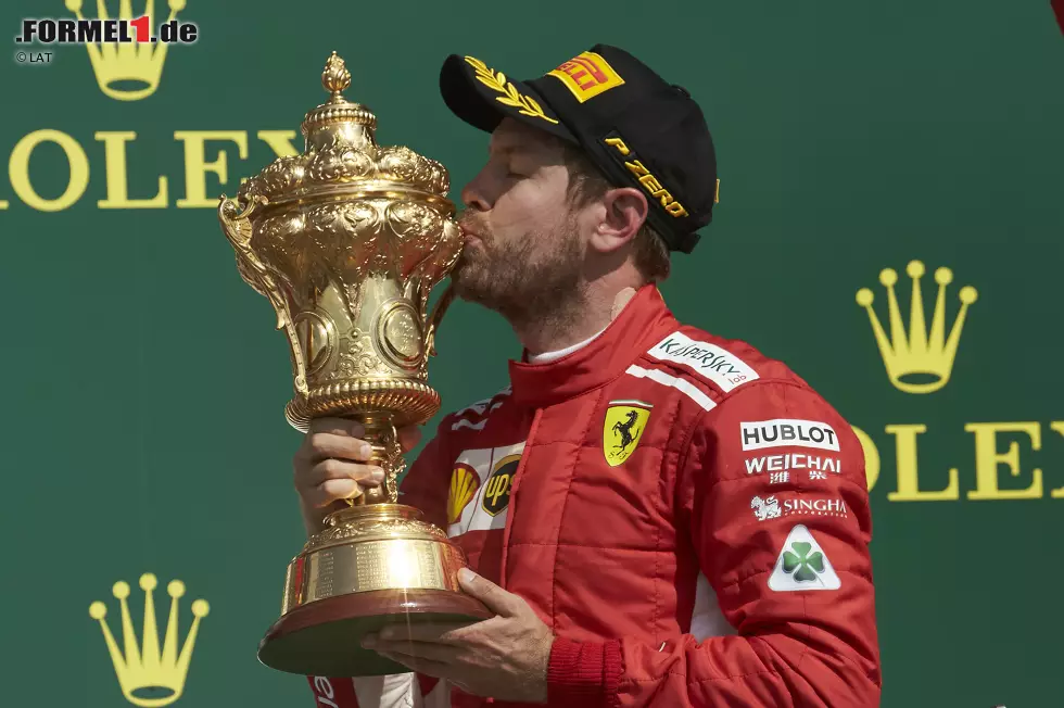 Foto zur News: 2018: Sebastian Vettel (Ferrari) statt Lewis Hamilton (Mercedes) - Mit einem Punkt Vorsprung vor Hamilton wäre Vettel zum Saisonfinale nach Silverstone gereist. Mit seinem Sieg dort hätte er den Titel eingetütet. In der Realität gibt es bekanntlich noch eine zweite Saisonhälfte, in der für Ferrari fast alles in die Hose geht ...