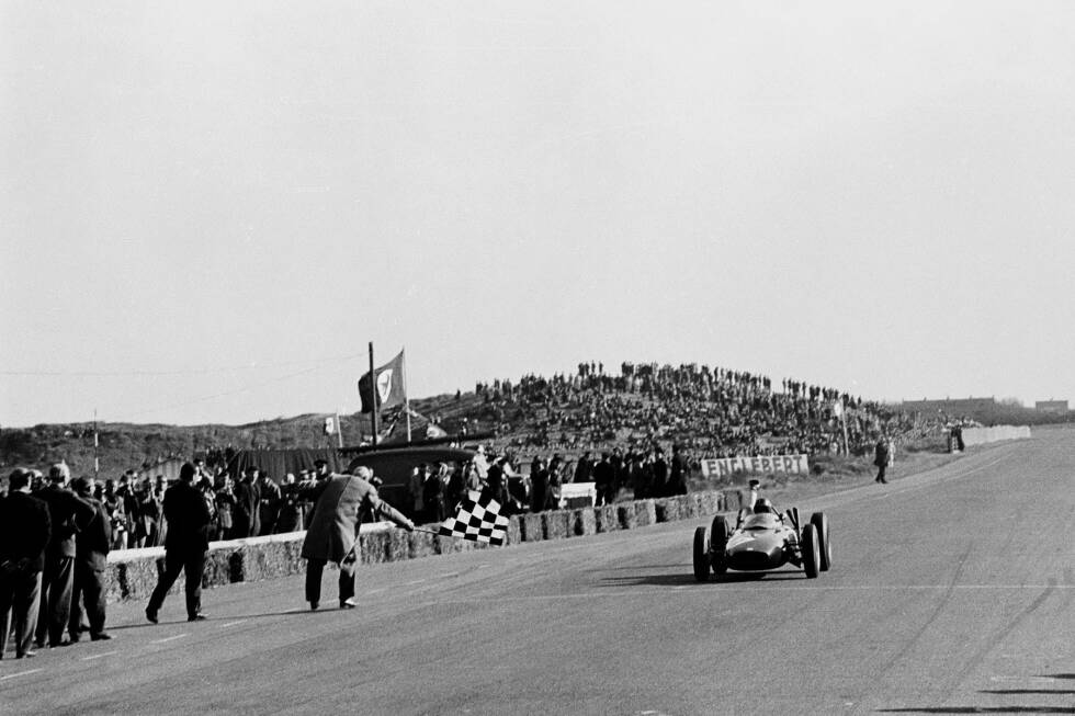 Foto zur News: Zandvoort (1962) - 2021 kehrt die Formel 1 erstmals seit 1985 nach Zandvoort zurück. Bis dahin findet der Große Preis der Niederlande noch regelmäßig statt - und 1962 sogar einmalig der Saisonauftakt. Sieger damals: Graham Hill.