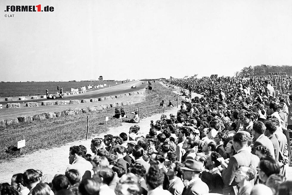 Silverstone (1950) - Nicht umsonst gilt Silverstone als "Wiege der Formel 1". 1950 findet hier das erste Rennen der Königsklasse überhaupt statt. Sieger: Giuseppe Farina auf Alfa Romeo. Es soll in der mittlerweile mehr als 70-jährigen Geschichte der Formel 1 allerdings das einzige Mal bleiben, dass eine Saison in Großbritannien beginnt. Silverstone (1950) - Nicht umsonst gilt Silverstone als "Wiege der Formel 1". 1950 findet hier das erste Rennen der Königsklasse überhaupt statt. Sieger: Giuseppe Farina auf Alfa Romeo. Es soll in der mittlerweile mehr als 70-jährigen Geschichte der Formel 1 allerdings das einzige Mal bleiben, dass eine Saison in Großbritannien beginnt.