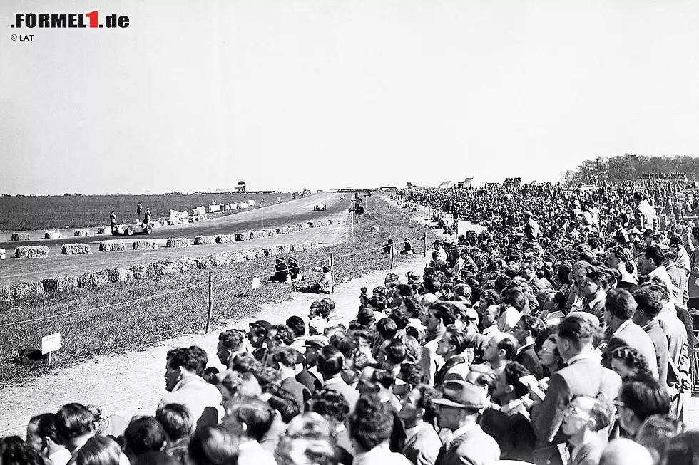 Foto zur News: Silverstone (1950) - Nicht umsonst gilt Silverstone als &quot;Wiege der Formel 1&quot;. 1950 findet hier das erste Rennen der Königsklasse überhaupt statt. Sieger: Giuseppe Farina auf Alfa Romeo. Es soll in der mittlerweile 70-jährigen Geschichte der Formel 1 allerdings das einzige Mal bleiben, dass eine Saison in Großbritannien beginnt.