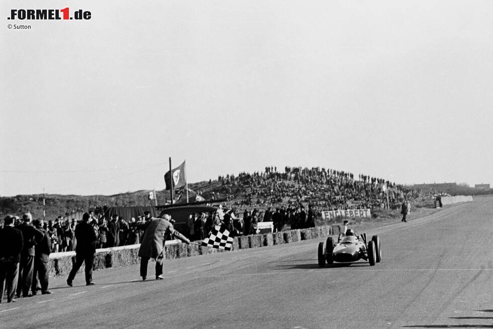 Foto zur News: Zandvoort (1962) - 2021 kehrt die Formel 1 erstmals seit 1985 nach Zandvoort zurück. Bis dahin findet der Große Preis der Niederlande noch regelmäßig statt - und 1962 sogar einmalig der Saisonauftakt. Sieger damals: Graham Hill.