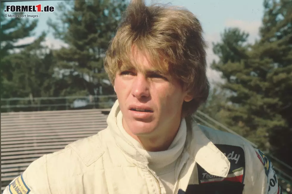 Mike Thackwell: Er trägt nicht den Nachnamen Brabham, gehört als Bruder von Davids Frau Lisa aber trotzdem zur Familie. Der Neuseeländer versucht sich 1980 und 1984 in der Formel 1, bringt es in fünf Rennen aber nur auf drei verpasste Qualifikationen und zwei Ausfälle. Dafür gewinnt er 1984 die Formel-2-Europameisterschaft. Foto zur News: Mike Thackwell: Er trägt nicht den Nachnamen Brabham, gehört als Bruder von Davids Frau Lisa aber trotzdem zur Familie. Der Neuseeländer versucht sich 1980 und 1984 in der Formel 1, bringt es in fünf Rennen aber nur auf drei verpasste Qualifikationen und zwei Ausfälle. Dafür gewinnt er 1984 die Formel-2-Europameisterschaft.