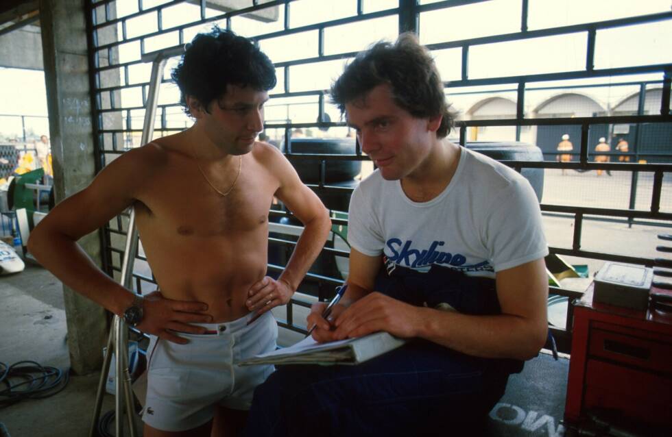 Foto zur News: Philippe Alliot (links in Boxershorts) ist ein weiterer Formel-1-Neuling 1984. Hier im Gespräch mit Jonathan Palmer.