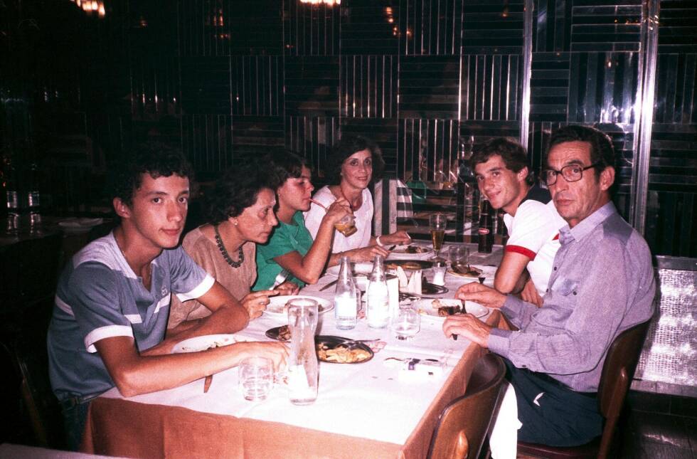 Foto zur News: Familienidylle beim Debüt zu Hause: Ayrton beim Abendessen mit seiner Familie, allen voran Papa Milton und Mama Neide.