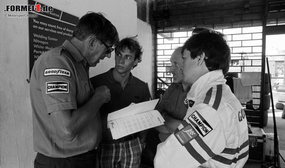 Foto zur News: Der legendäre Teamchef Ken Tyrrell im Gespräch mit seinen Rookies Bellof (Mitte) und Brundle (rechts). Tyrrell wird später wegen Betrugs aus der WM 1984 ausgeschlossen.