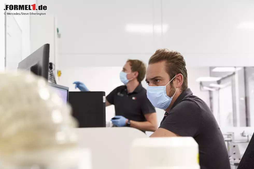 Foto zur News: In den Fabriken herrscht überall Maskenpflicht ...