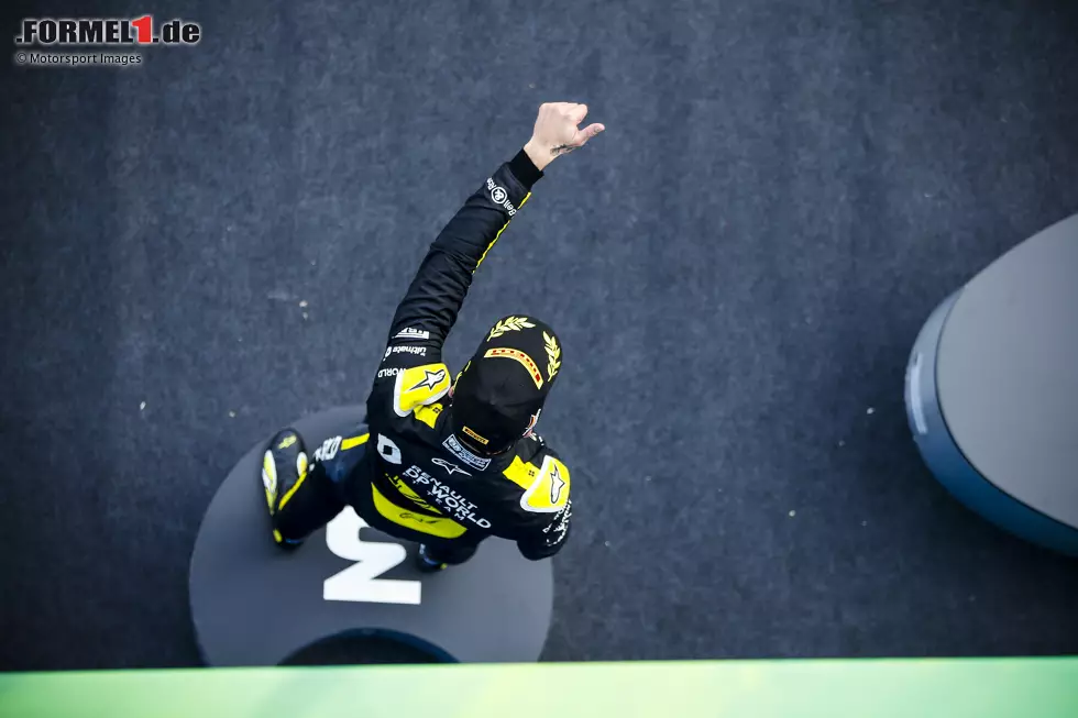 Daniel Ricciardo (1): Der Australier ist - abseits von den Top 3 - bereits seit einigen Rennen der "Mann der Stunde". Nach drei vierten Plätzen in diesem Jahr mit einer fehlerfreien Leistung endlich das verdiente erste Podium mit Renault geholt. Cyril Abiteboul könnte sich ja unsere Notenliste tätowieren lassen ... Foto zur News: Daniel Ricciardo (1): Der Australier ist - abseits von den Top 3 - bereits seit einigen Rennen der "Mann der Stunde". Nach drei vierten Plätzen in diesem Jahr mit einer fehlerfreien Leistung endlich das verdiente erste Podium mit Renault geholt. Cyril Abiteboul könnte sich ja unsere Notenliste tätowieren lassen ...