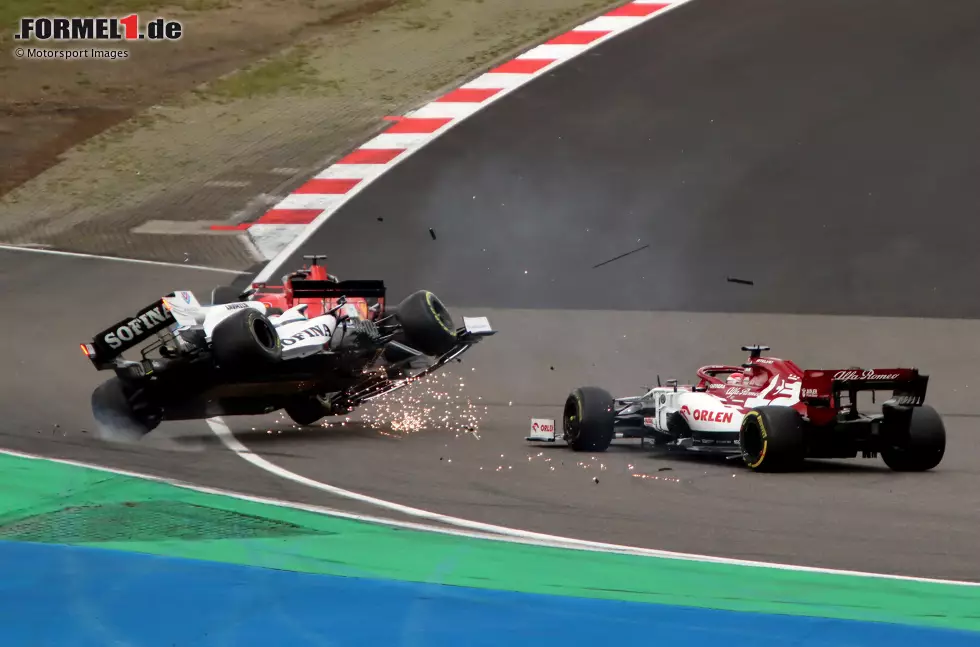 Foto zur News: Kimi Räikkönen (5): Der Finne spricht selbst von einem &quot;Scheiß-Wochenende&quot;. Recht hat er. Im Qualifying 19. und damit Letzter unter den Stammfahrern, während der Teamkollege es in Q2 schaffte. Im Rennen Russell abgeräumt und eine Strafe dafür kassiert. Am Ende P12 von 15. Argumente für eine 4 haben wir da nicht gefunden.