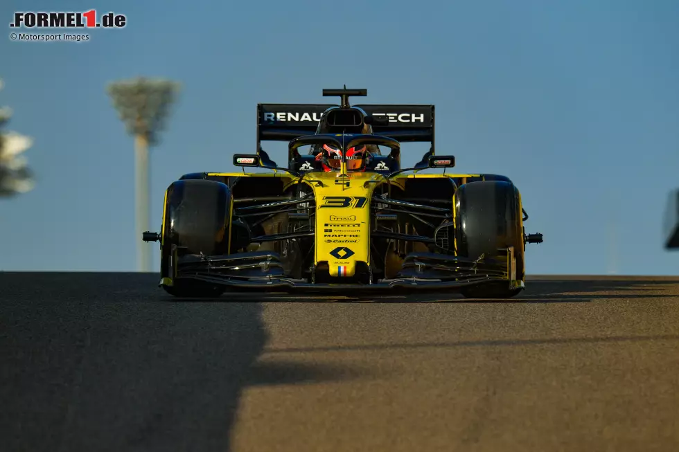 Bereits im Dezember darf Ocon erstmals wieder für Renault testen und macht sich in Abu Dhabi mit dem R.S.19 vertraut, um ... Foto zur News: Bereits im Dezember darf Ocon erstmals wieder für Renault testen und macht sich in Abu Dhabi mit dem R.S.19 vertraut, um ...