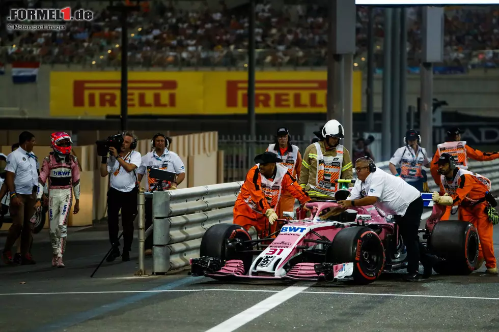 Und Ocon? Im Vergleich zu Perez schneidet er im Qualifying (16:5) und im Rennen (11:10) besser ab, doch Perez wird WM-Achter und Ocon nur Zwölfter. Er fällt beim Saisonfinale 2018 vorzeitig aus. Was er da noch nicht weiß: Es ist sein vorerst letztes Formel-1-Rennen ... Foto zur News: Und Ocon? Im Vergleich zu Perez schneidet er im Qualifying (16:5) und im Rennen (11:10) besser ab, doch Perez wird WM-Achter und Ocon nur Zwölfter. Er fällt beim Saisonfinale 2018 vorzeitig aus. Was er da noch nicht weiß: Es ist sein vorerst letztes Formel-1-Rennen ...
