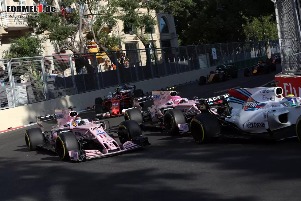 ... zwischen den beiden Force-India-Fahrern, das zeigen Szenen wie diese aus Baku: Ocon und Perez kommen sich mehrfach zu nahe, mitunter kracht es und das Team verliert wichtige Punkte. Auch die Stimmung leidet, aber ... Foto zur News: ... zwischen den beiden Force-India-Fahrern, das zeigen Szenen wie diese aus Baku: Ocon und Perez kommen sich mehrfach zu nahe, mitunter kracht es und das Team verliert wichtige Punkte. Auch die Stimmung leidet, aber ...