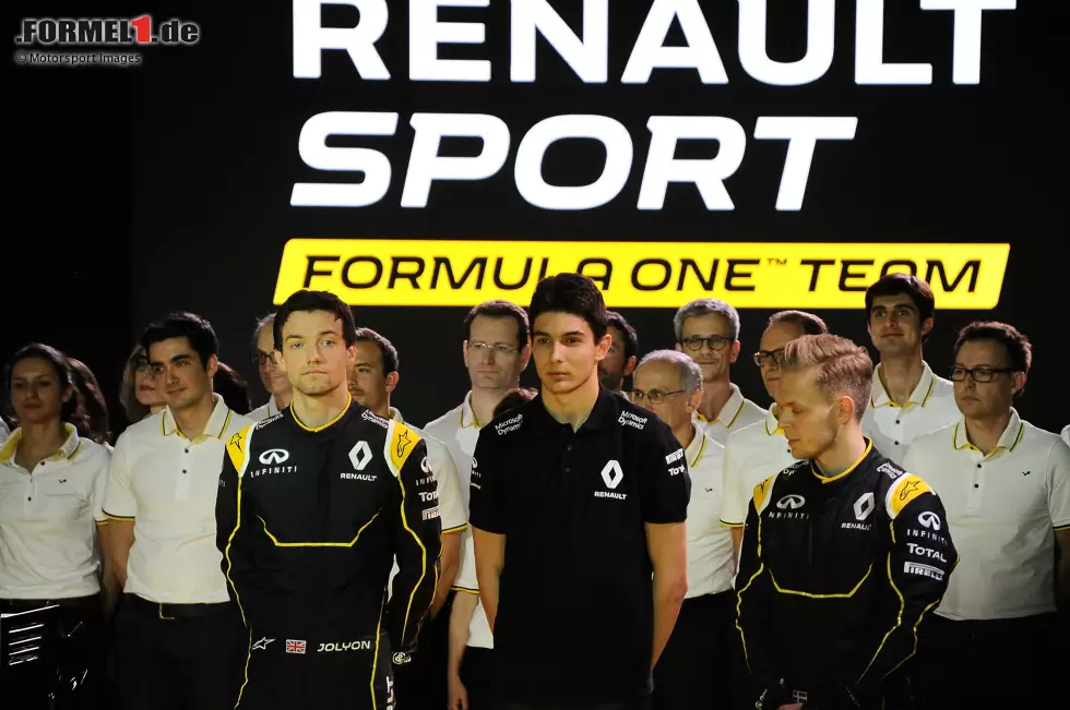Ocon, Anfang 2016 sowohl Kaderfahrer bei Renault als auch Förderkandidat bei Mercedes, wird zu Saisonbeginn als Test- und Ersatzfahrer des wiederbelebten Renault-Werksteams vorgestellt. Er schlüpft zwar ... Foto zur News: Ocon, Anfang 2016 sowohl Kaderfahrer bei Renault als auch Förderkandidat bei Mercedes, wird zu Saisonbeginn als Test- und Ersatzfahrer des wiederbelebten Renault-Werksteams vorgestellt. Er schlüpft zwar ...