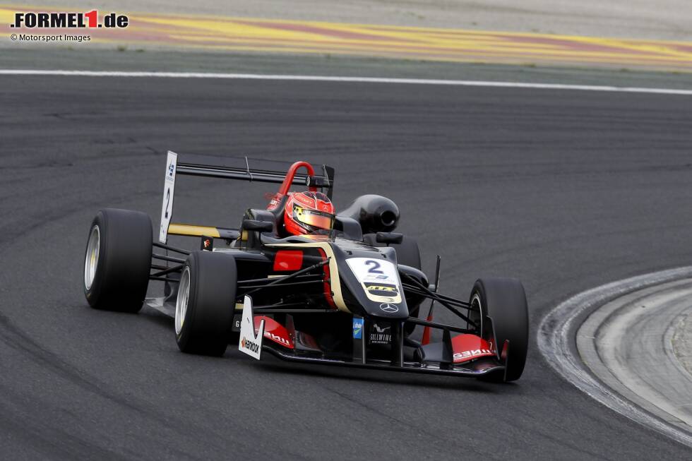 Foto zur News: 2012 steigt Ocon vom Kart ins Formelauto um, durchläuft die klassischen Nachwuchsserien der Formel Renault 2.0 und belegt 2013 den dritten Gesamtplatz. Deshalb winkt ihm 2014 der Aufstieg in die Formel 3, wo ...