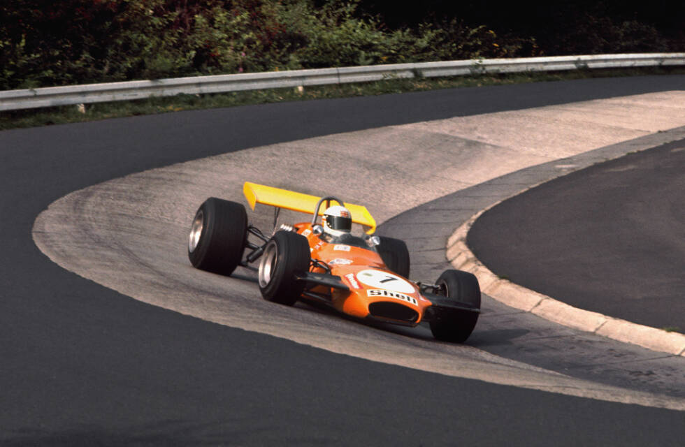 Foto zur News: Wie gefährlich die Grüne Hölle einst war, muss Niki Lauda 1976 leidvoll feststellen, doch schon sechs Jahre zuvor bringen Sicherheitsbedenken das Rennen ins Wanken. Wenige Wochen vor dem Rennen fordern die Fahrer einige Sicherheitsanforderungen, die der Nürburgring in der Kürze der Zeit nicht erfüllen kann.