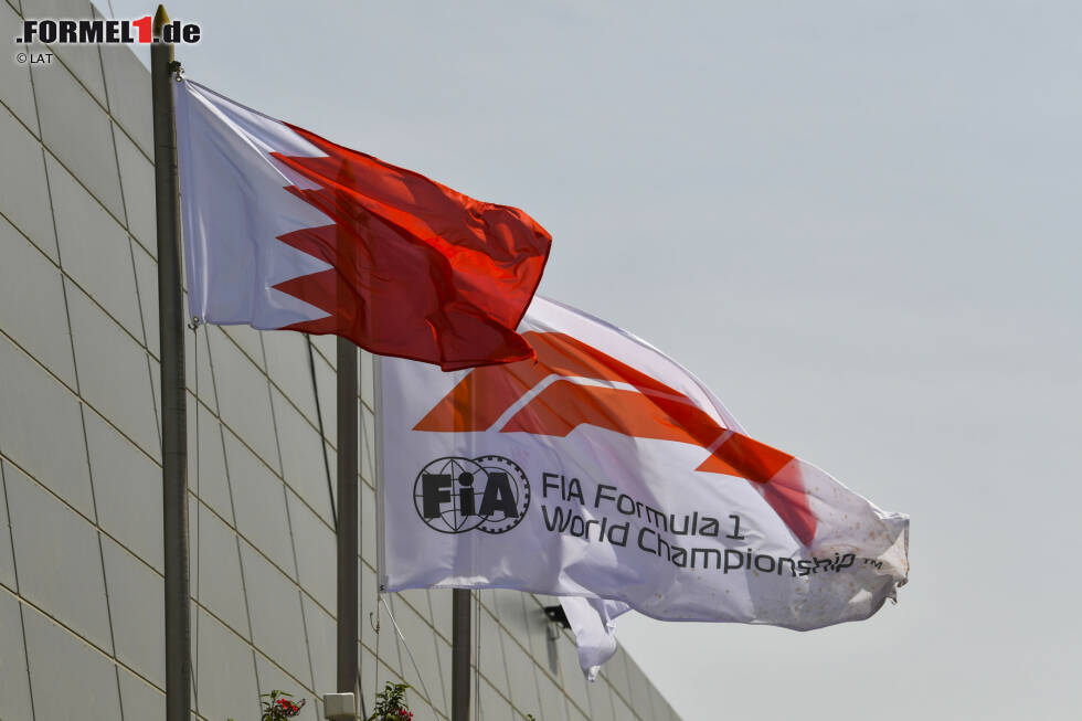 Absagen gibt es aber auch schon vor Corona: Das bekannteste Beispiel aus der jüngeren Vergangenheit ist Bahrain. 2011 muss der Saisonauftakt aus politischen Gründen ausfallen - einmalig in der Formel 1. Der Arabische Frühling sorgt für Unruhen im Land und im Februar auch für vier Todesfälle bei Protesten. Absagen gibt es aber auch schon vor Corona: Das bekannteste Beispiel aus der jüngeren Vergangenheit ist Bahrain. 2011 muss der Saisonauftakt aus politischen Gründen ausfallen - einmalig in der Formel 1. Der Arabische Frühling sorgt für Unruhen im Land und im Februar auch für vier Todesfälle bei Protesten.